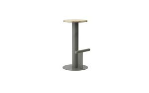 Pole Barstool i minimalistisk design med rund base, sæde og fodstøtte i grå og naturfarver.
