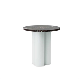 Rundt bord med mørk mønstret bordplade og tre lysegrønne cylindriske ben.