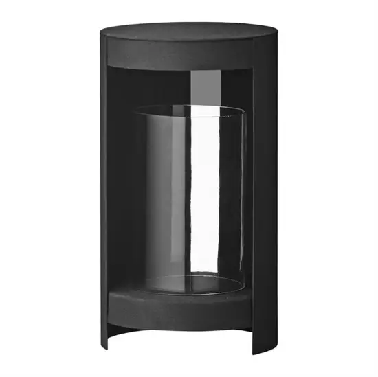 Sort cylindrisk lanterne med gennemsigtigt glas til lys, enkel og funktionel i design.
