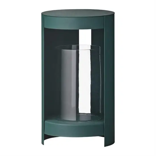 Lille grøn lanterne med cylindrisk form og åben front, glasindsats til lys, moderne design.