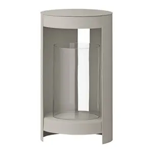 Cylindrisk lanterne med glasindsats og neutral ramme. Enkel, moderne design fra AYTM i taupe farve.