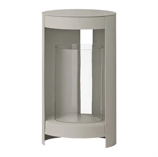 Cylindrisk lanterne med glasindsats og neutral ramme. Enkel, moderne design fra AYTM i taupe farve.