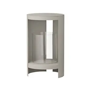 Cylindrisk taupe lanterne med åbent frontdesign og indvendig glasdel til lyskilde. Minimalistisk stil.