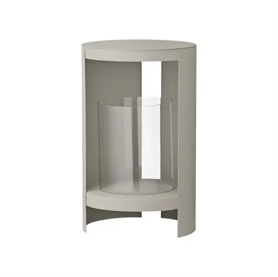 Cylindrisk taupe lanterne med åbent frontdesign og indvendig glasdel til lyskilde. Minimalistisk stil.