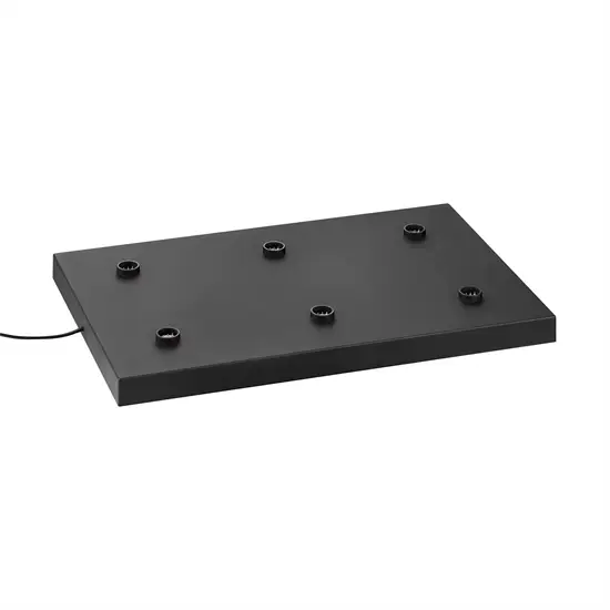 Sort rektangulær opladerstation med seks runde åbninger og tilsluttet kabel på siden.
