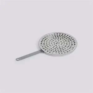 Rund perforeret metalpande med langt håndtag, ideel til at riste brød.