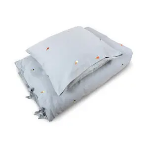 Oyoy - Junior sengetøj GOTS (100x140 cm) – Broderet Cool Summer – Pearl Blue
