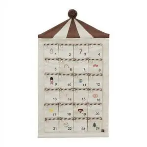 Cirkustelt julekalender med 24 lommer og farverige illustrationer, hver lomme har et nummer.