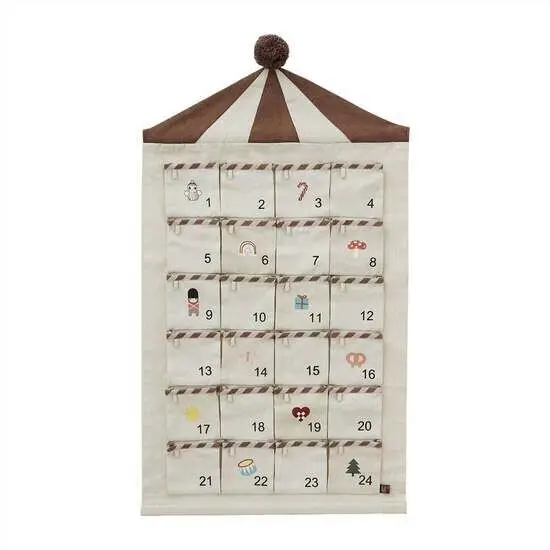 Cirkustelt julekalender med 24 lommer og farverige illustrationer, hver lomme har et nummer.