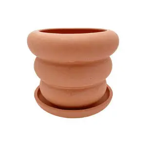 Lille, rund terracotta-udendørspotte med tekstur og underkop.