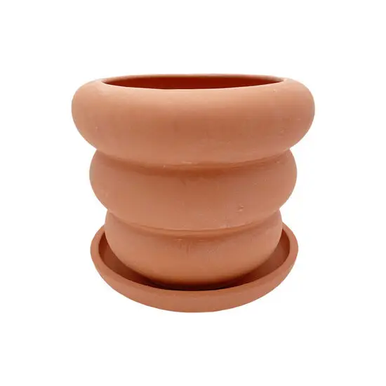Lille, rund terracotta-udendørspotte med tekstur og underkop.