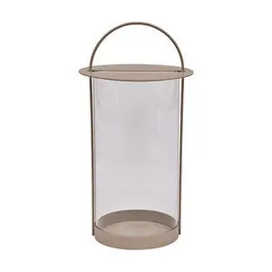Stor lanterne med glas og metalramme i lerfarve, med håndtag til bæring eller ophængning.