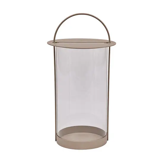 Stor lanterne med glas og metalramme i lerfarve, med håndtag til bæring eller ophængning.