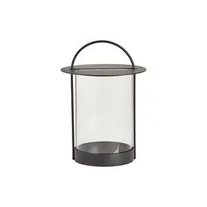 Cylindrisk lanterne med glaslegeme, sort metalramme og bærehåndtag.