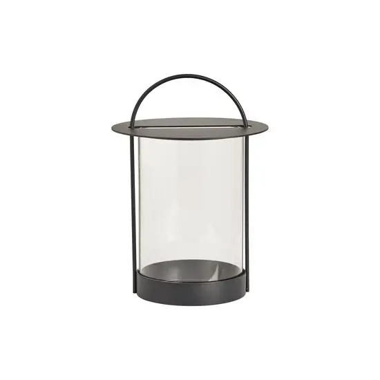 Cylindrisk lanterne med glaslegeme, sort metalramme og bærehåndtag.