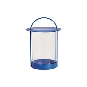 Cylindrisk lanterne i klar glas med blå metalramme og bærehåndtag. Åben top og bund. Enkel design.