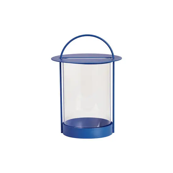 Cylindrisk lanterne i klar glas med blå metalramme og bærehåndtag. Åben top og bund. Enkel design.