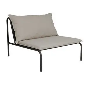 Minimalistisk lounge stol med metalramme og store, bløde puder til ryg og sæde. Perfekt til udendørs.