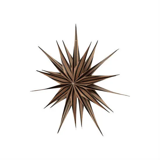 Stjerneformet ornament i brune nuancer, symmetrisk med skarpe spidser og geometrisk design.