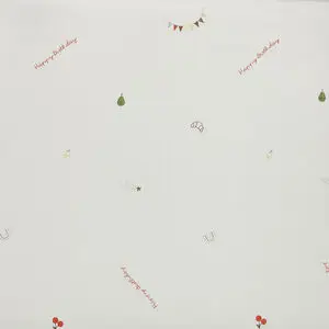 Mønster med "Happy Birthday" tekst, avokado, croissant og banner på hvid baggrund.