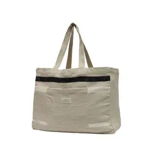 Beige tote taske med to håndtag, sort stribe øverst, frontlomme med "Oyoy" mærke.