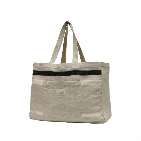 Beige tote taske med to håndtag, sort stribe øverst, frontlomme med "Oyoy" mærke.