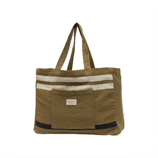 Tote bag i brun med hvide striber, frontlomme, lange håndtag og sort detalje. Oyoy etiket foran.
