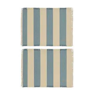 To dækkeservietter med lyseblå og beige striber, frynser og "Oyoy" logo på den nederste.