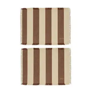 To rektangulære dækkeservietter med striber i lys beige og brun, frynser og "Oyoy" i hjørnet.