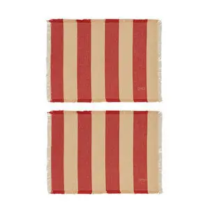 To stribede placemats i rød og beige med frynset kant og "Oyoy" logo.