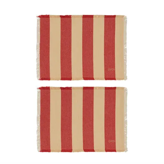 To stribede placemats i rød og beige med frynset kant og "Oyoy" logo.