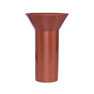 Vase med bred åbning, snævrer ind mod bunden. Varm terracotta farve, glat og blank overflade.