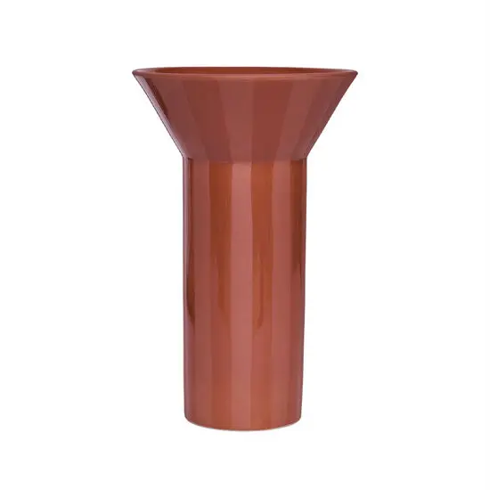 Vase med bred åbning, snævrer ind mod bunden. Varm terracotta farve, glat og blank overflade.