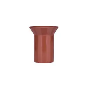 Rødbrun vase med cylindrisk base og udvidet top. Blank overflade, minimalistisk design.