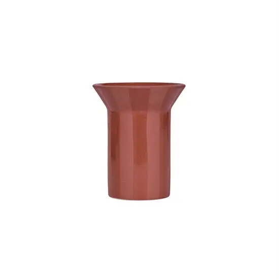 Rødbrun vase med cylindrisk base og udvidet top. Blank overflade, minimalistisk design.