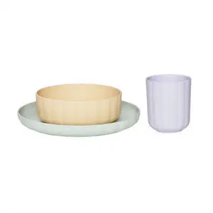 Middagssæt med lys grøn tallerken, ribbet beige skål og glat lilla kop.