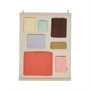 Vægophæng med syv lommer i forskellige farver: gul, mint, brun, blå, oliven, rød og rosa.