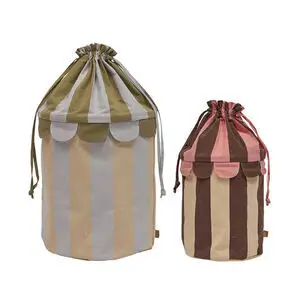 To stofposer med snorelukning; større i beige/grå/olivengrøn, mindre i brun/lyserød striber.