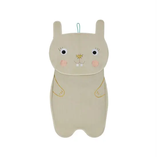 Beige kanin med store øjne, smilende ansigt, røde kinder og ophængsløkke. Gul og pink detaljer.