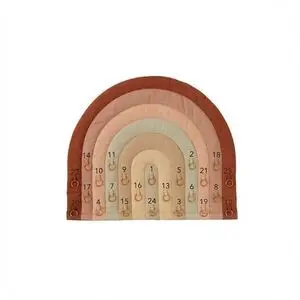 Julekalender med 24 lommer, flerfarvede buer i nuancer af brun, beige og rosa.