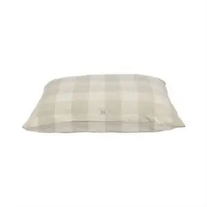 Rektangulær hundepude med ternet mønster i neutrale farver og en lille etiket på siden.