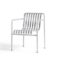 Moderne stol i galvaniseret stål med lodrette lameller og armlæn. Enkel og robust design.