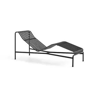 Minimalist solseng i mørk farve med slatted design og let skrånende ryglæn på fire ben.