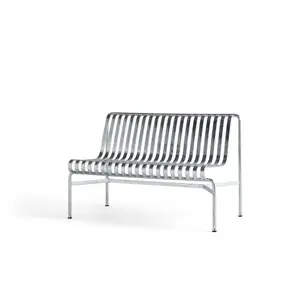 Moderne bænk med slattedesign uden armlæn, minimalistisk og stilfuld i galvaniseret metal.