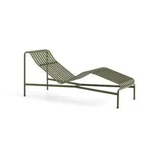 Minimalist olivengrøn solseng med rørformet stel og afstand mellem sæde og ryg.