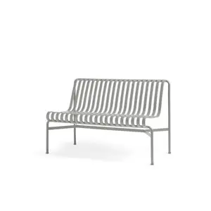 Lysegrå bænk med slatted ryg og sæde, uden armlæn, støttet af fire slanke ben.