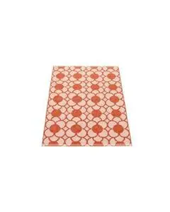 Tæppe med overlappende, symmetriske cirkler i murstensrød. Designet er ensartet over hele tæppet.