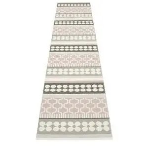 Lang løber med geometriske og blomstrede mønstre i bleg rosa, grå og hvid.