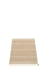 Tæppe i lys beige med vandrette striber og små firkanter, der skaber visuel kontrast.