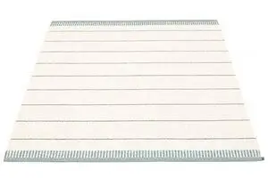 Rektangulært tæppe med horisontale striber og mørkere kantmønster.